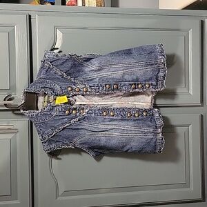 Rare find like new amazing sleeveless denim jacket. Awesome faux button details